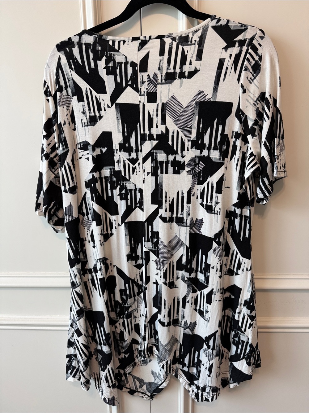 Rose & Olive Black and White Abstract V-Neck Short Sleeve Top - Picture 4 of 6